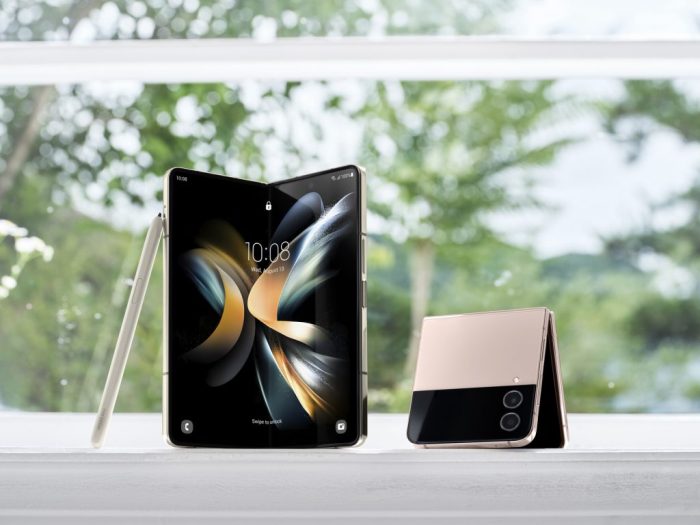 Premium Vector | Isometric a flexible display is an electronic visual ... Flagship mobile gadgets with foldable display